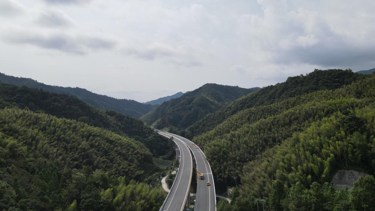 火狐电竞池祁高速祁门段收尾忙 预计9月底建成通车(图1)