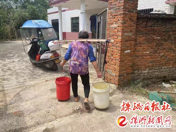 火狐电竞绿化水车“变身”送水车 解独居老人用水难题(图1)