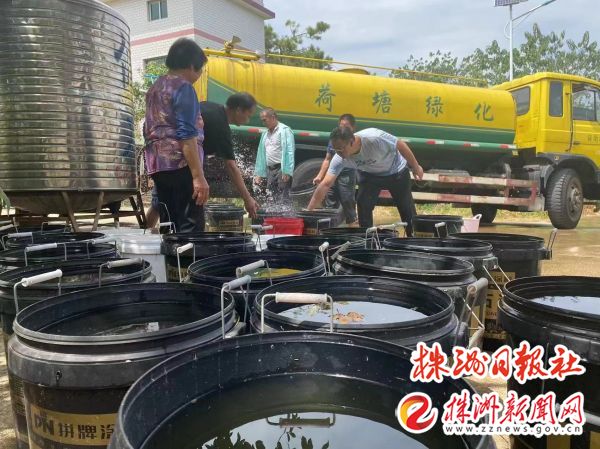 火狐电竞绿化水车“变身”送水车 解独居老人用水难题(图2)