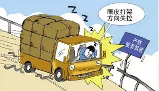 五大曝光 货车操作不当撞上绿化带四车受损……火狐电竞(图2)