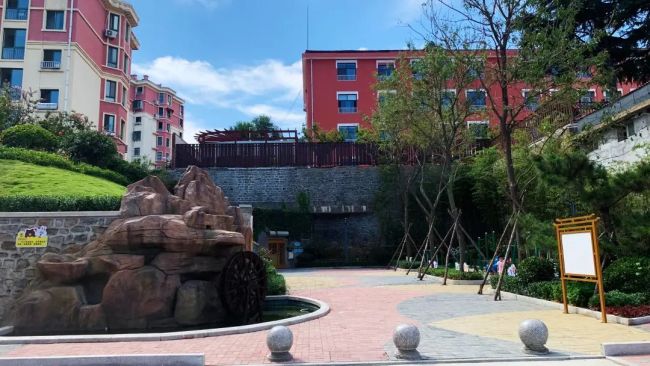 美丽的绿化、休闲的广场、齐全的健身器材……威海环翠区新建南山游园让居民生活更有质感火狐电竞(图2)