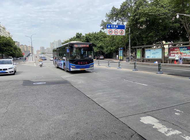 火狐电竞站台设置在绿化带 市民候车不得已践踏草坪(图1)