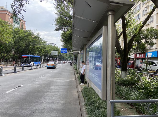 火狐电竞站台设置在绿化带 市民候车不得已践踏草坪(图2)