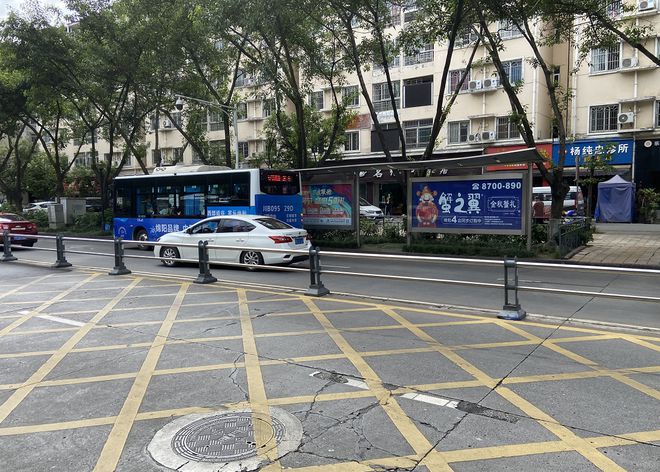火狐电竞站台设置在绿化带 市民候车不得已践踏草坪(图6)