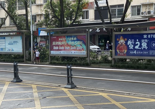 火狐电竞站台设置在绿化带 市民候车不得已践踏草坪(图5)