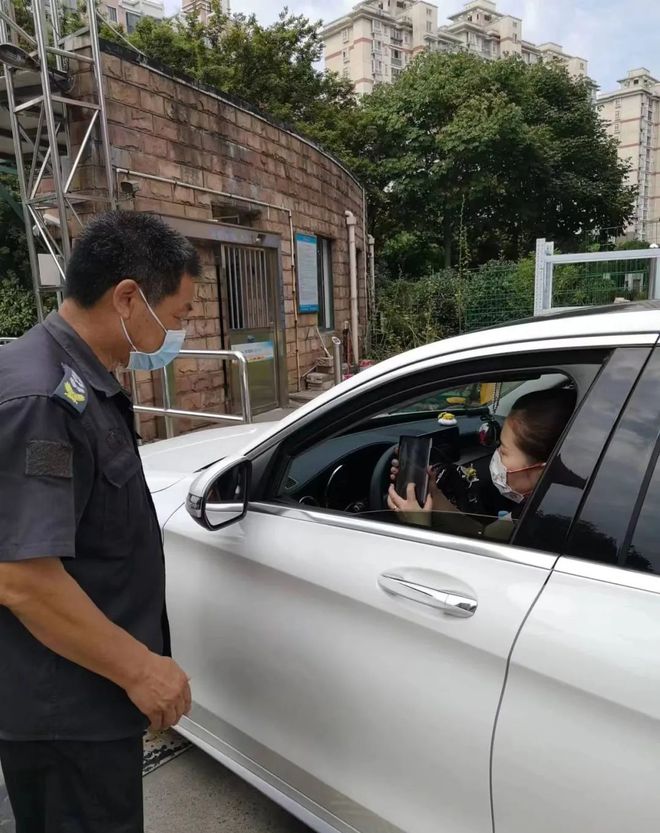 火狐电竞为业主生活保驾护航！他们如点点萤火照亮小区每一个角落(图9)