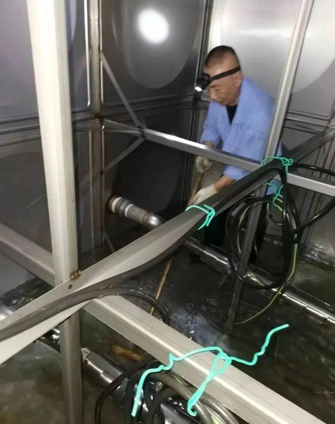 火狐电竞为业主生活保驾护航！他们如点点萤火照亮小区每一个角落(图2)