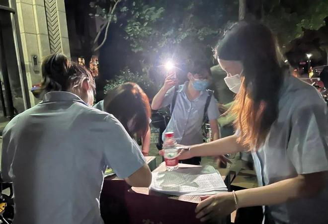 火狐电竞为业主生活保驾护航！他们如点点萤火照亮小区每一个角落(图4)