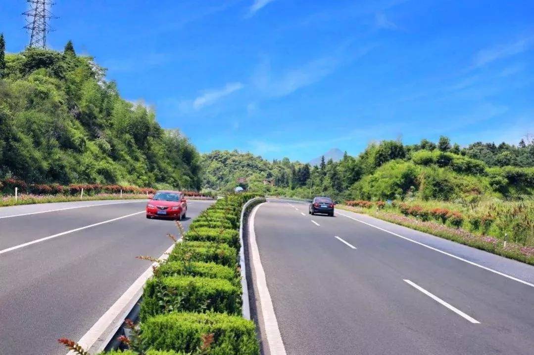 火狐电竞经常跑高速的人都知道高速公路两边的土地非常辽阔但却只能种植绿化带不能种植庄稼为此很多人都有疑惑庄稼也可以起到绿化的作用呀为何非要种树呢？(图1)
