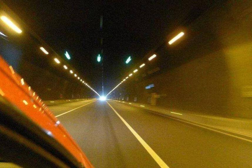 火狐电竞经常跑高速的人都知道高速公路两边的土地非常辽阔但却只能种植绿化带不能种植庄稼为此很多人都有疑惑庄稼也可以起到绿化的作用呀为何非要种树呢？(图4)
