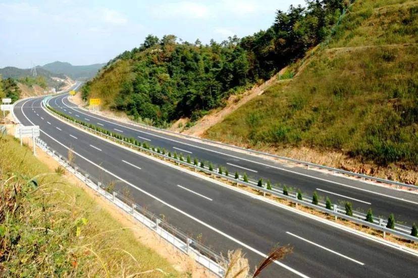火狐电竞经常跑高速的人都知道高速公路两边的土地非常辽阔但却只能种植绿化带不能种植庄稼为此很多人都有疑惑庄稼也可以起到绿化的作用呀为何非要种树呢？(图3)