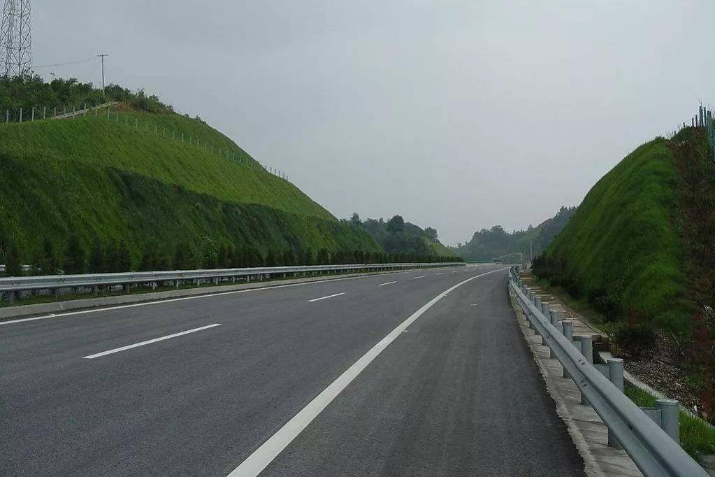 火狐电竞经常跑高速的人都知道高速公路两边的土地非常辽阔但却只能种植绿化带不能种植庄稼为此很多人都有疑惑庄稼也可以起到绿化的作用呀为何非要种树呢？(图14)