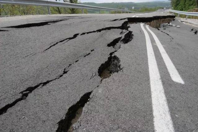 火狐电竞经常跑高速的人都知道高速公路两边的土地非常辽阔但却只能种植绿化带不能种植庄稼为此很多人都有疑惑庄稼也可以起到绿化的作用呀为何非要种树呢？(图15)