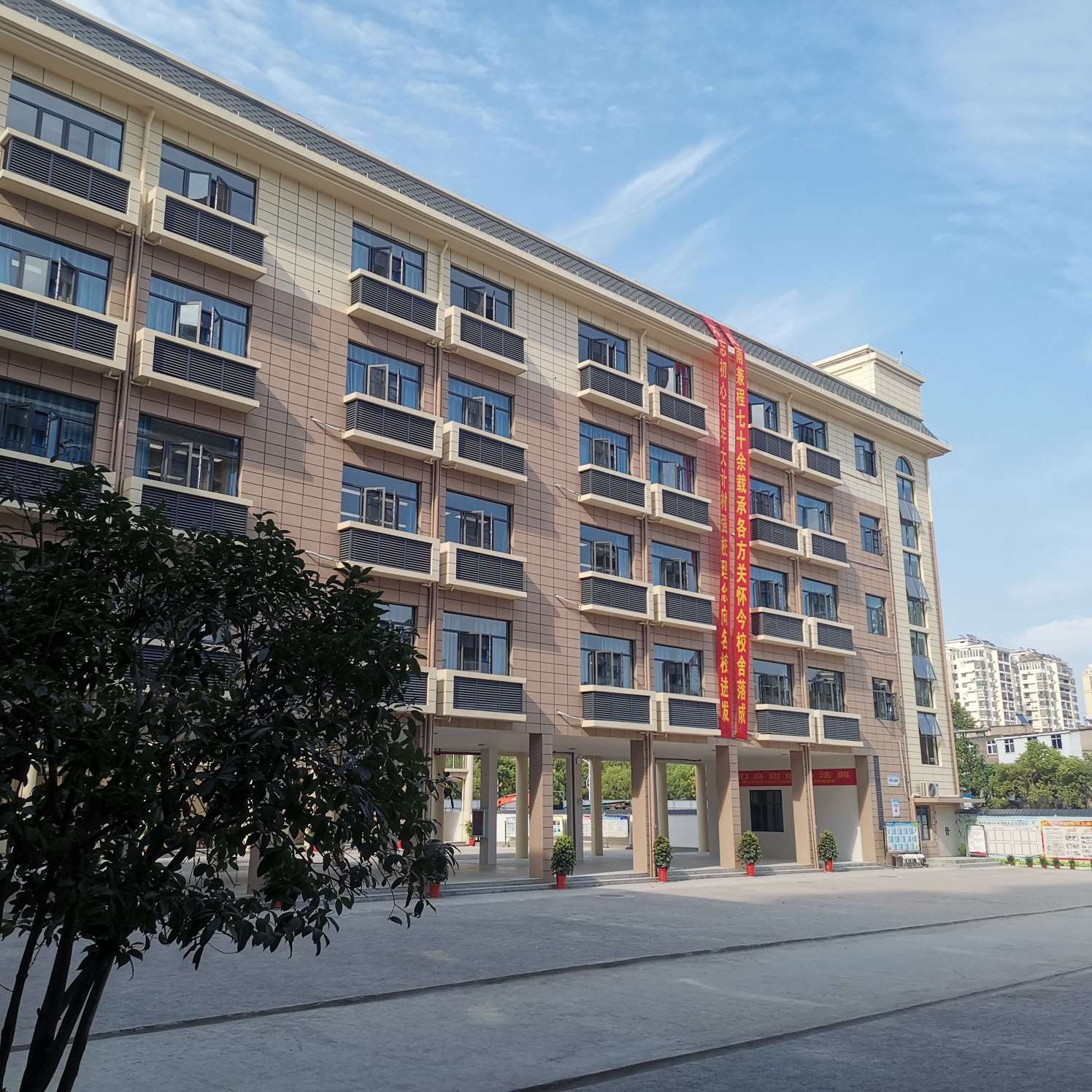 促火狐电竞进教育均衡和教育公平 黄石港区新改扩建7所学校(图1)