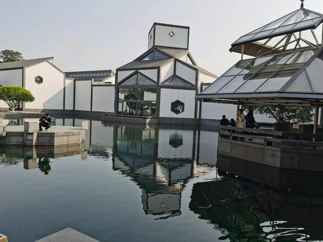 李易峰中秋晚会未发布画面火狐电竞曝光：参观苏州博物馆在园林深情凝望(图3)