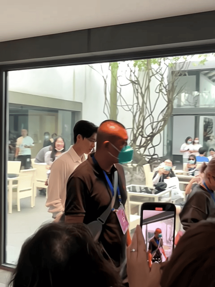 李易峰中秋晚会未发布画面火狐电竞曝光：参观苏州博物馆在园林深情凝望(图7)