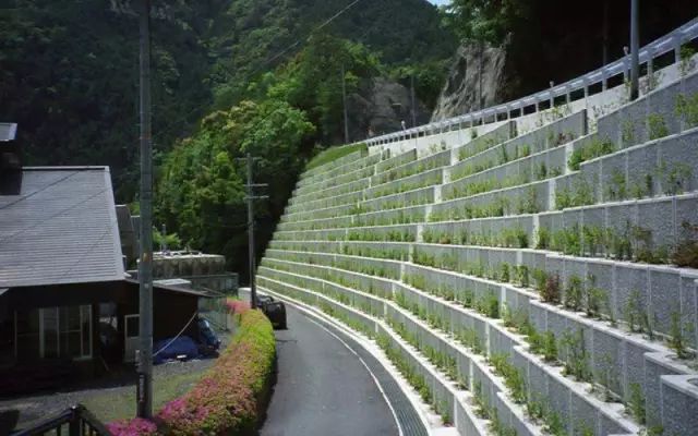 如火狐电竞何在园林工程中营造挡土墙景观？(图1)