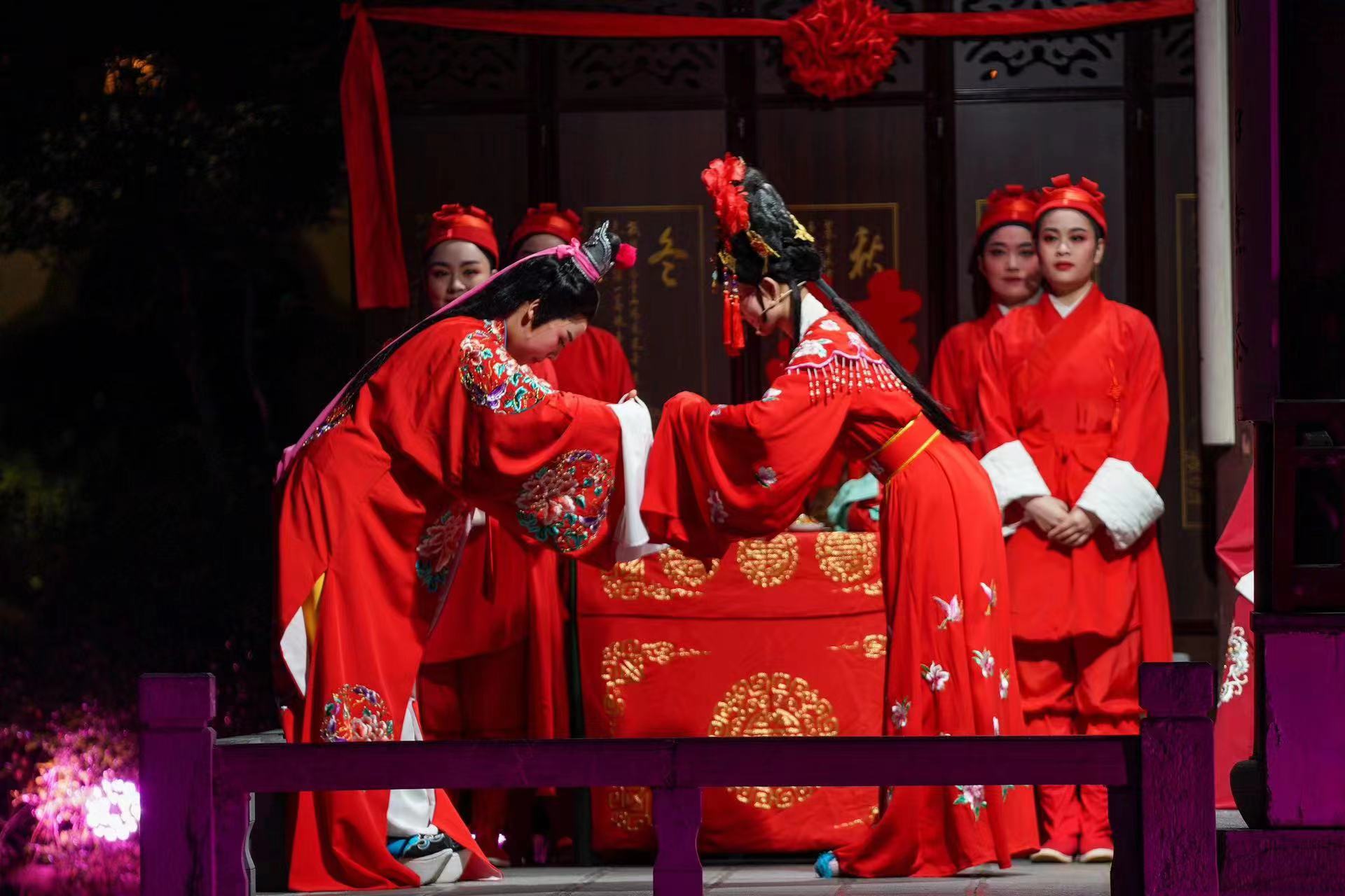“五一”文化游｜南京园林有什么戏？在夜瞻园他们参与了一场沉浸式戏曲婚礼火狐电竞(图1)