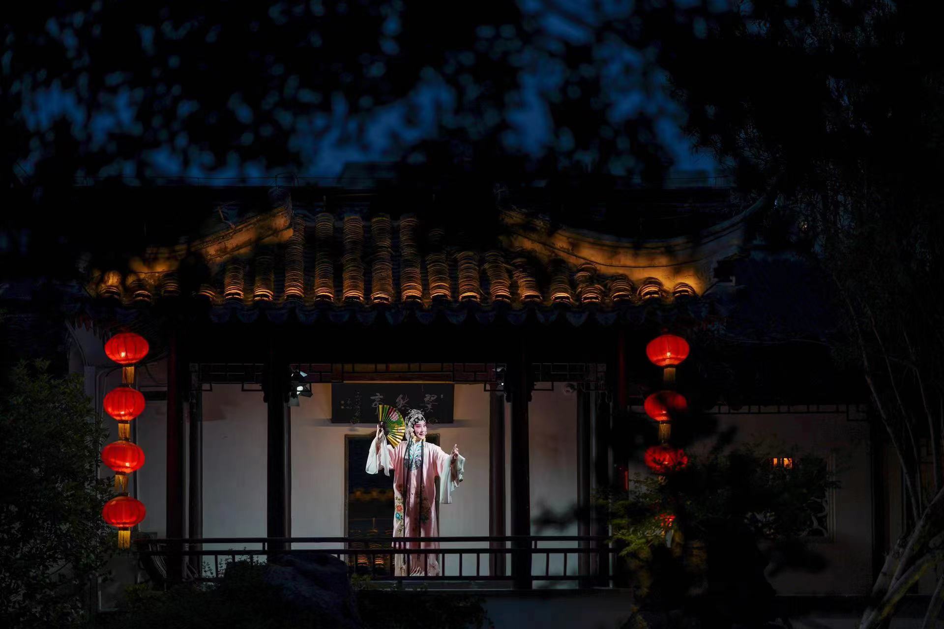 “五一”文化游｜南京园林有什么戏？在夜瞻园他们参与了一场沉浸式戏曲婚礼火狐电竞(图2)