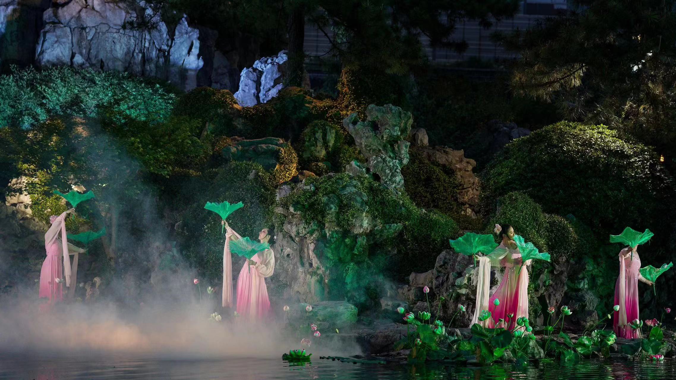 “五一”文化游｜南京园林有什么戏？在夜瞻园他们参与了一场沉浸式戏曲婚礼火狐电竞(图3)