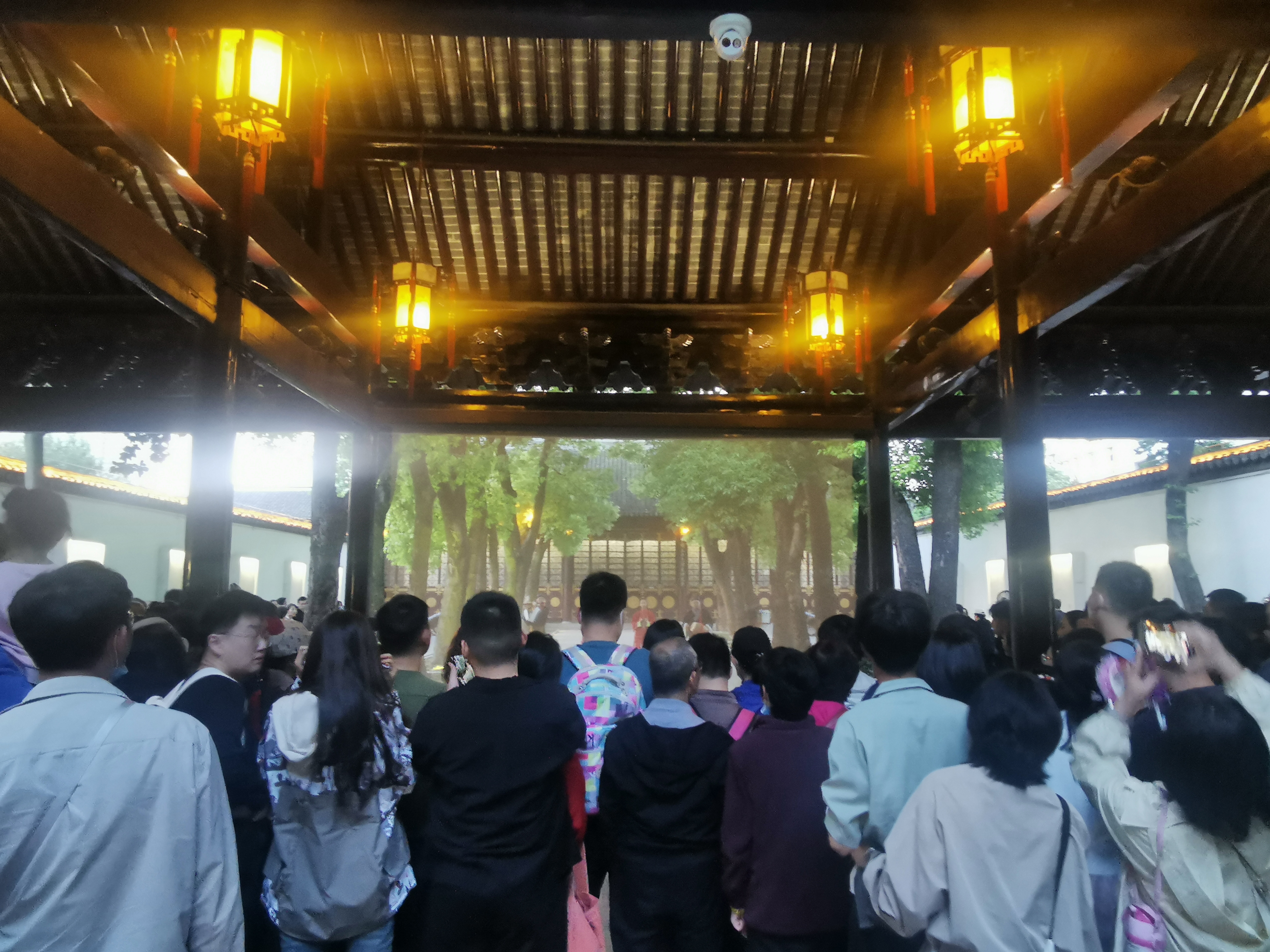 “五一”文化游｜南京园林有什么戏？在夜瞻园他们参与了一场沉浸式戏曲婚礼火狐电竞(图6)