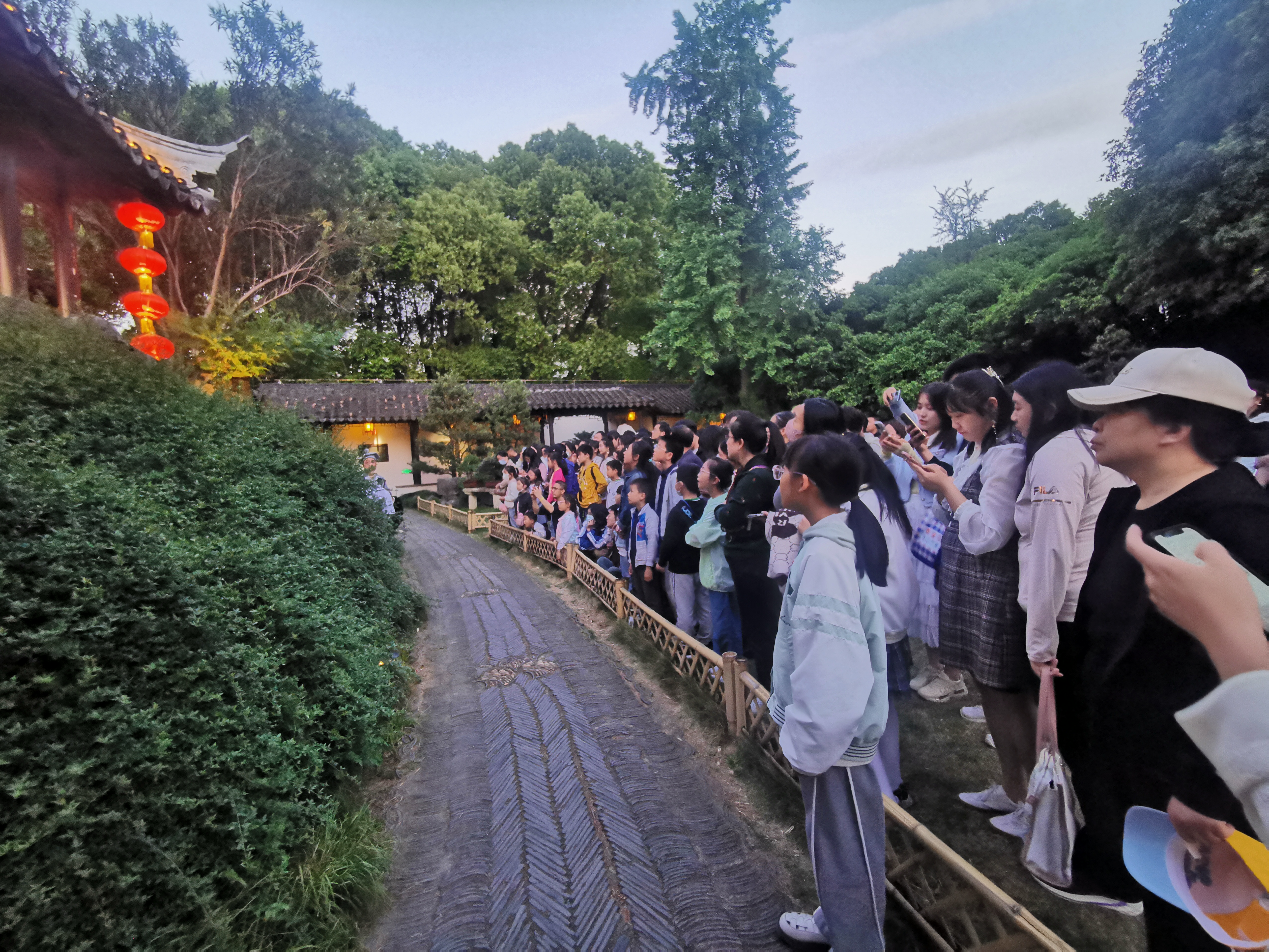 “五一”文化游｜南京园林有什么戏？在夜瞻园他们参与了一场沉浸式戏曲婚礼火狐电竞(图7)