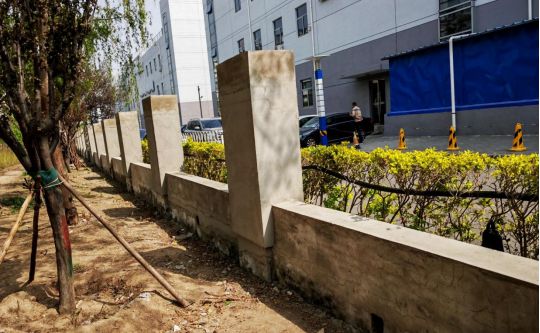 火狐电竞重建围墙除隐患 绿化补栽焕新颜！他们这样扮靓龙泽家园→(图3)