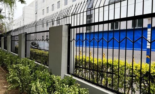 火狐电竞重建围墙除隐患 绿化补栽焕新颜！他们这样扮靓龙泽家园→(图1)