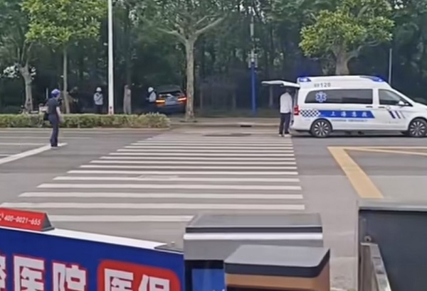 火狐电竞松江一轿车：冲出小区穿过马路冲入绿化带(图1)