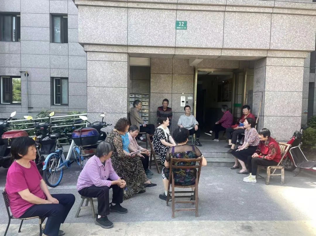 长满杂草的绿化带华丽升级“一尺花园”看看金海这个社区是怎么做的火狐电竞(图4)