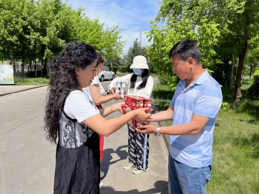 火狐电竞园林绿化服务中心：高温下 为一线绿化工人送清凉(图2)