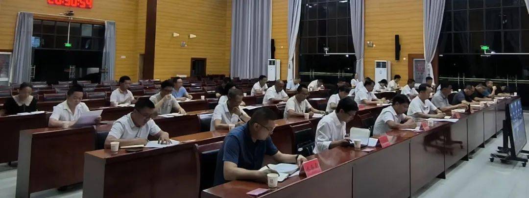 火狐电竞【绿美景谷】全县城乡绿化美化工作调度会召开(图1)