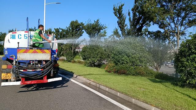 湘潭县城管执法局：园林工人昼夜浇灌养护火狐电竞绿化点缀城市(图1)