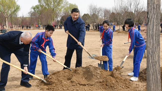 火狐电竞习在参加首都义务植树活动时强调：发扬中华民族爱树植树护树好传统 推动国土绿化不断取得实实在在的成效(图1)