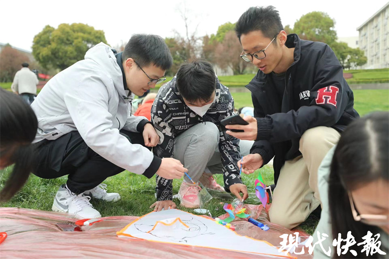 火狐电竞趁东风放纸鸢！南农大学子自制风筝放飞青春梦想(图2)