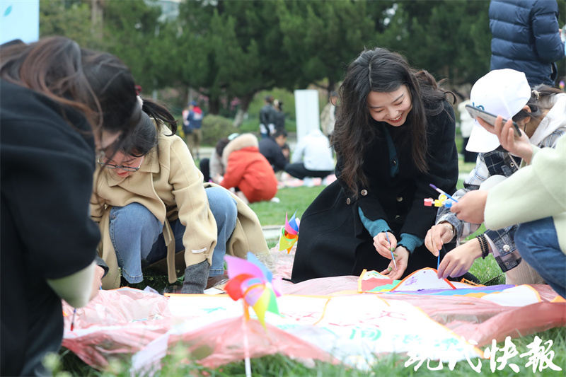 火狐电竞趁东风放纸鸢！南农大学子自制风筝放飞青春梦想(图3)