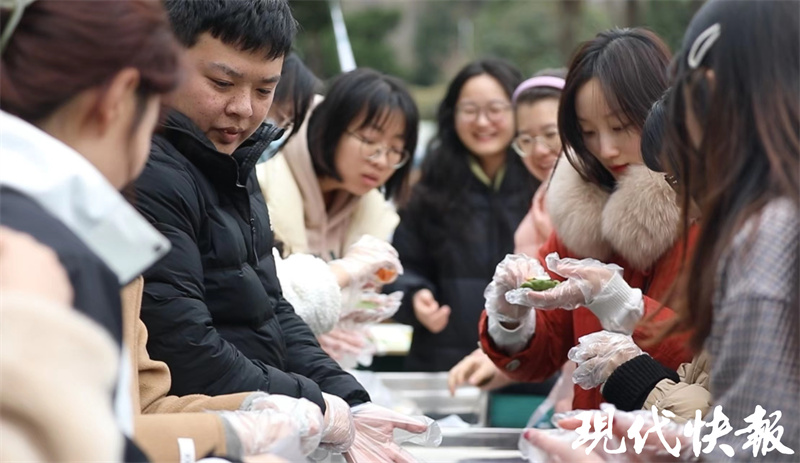 火狐电竞趁东风放纸鸢！南农大学子自制风筝放飞青春梦想(图5)