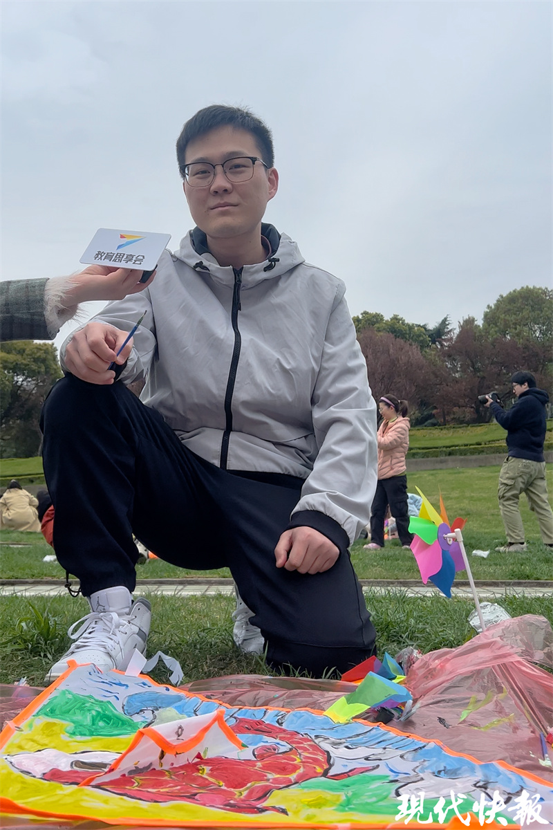 火狐电竞趁东风放纸鸢！南农大学子自制风筝放飞青春梦想(图4)