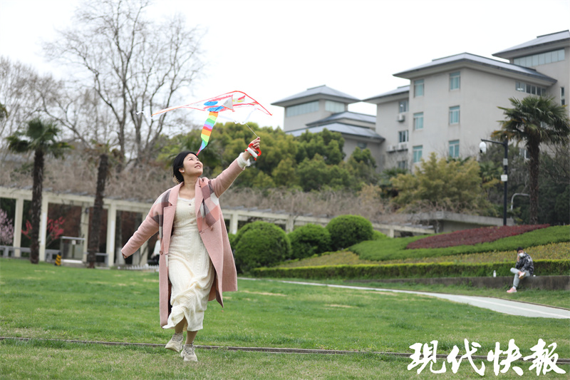 火狐电竞趁东风放纸鸢！南农大学子自制风筝放飞青春梦想(图7)