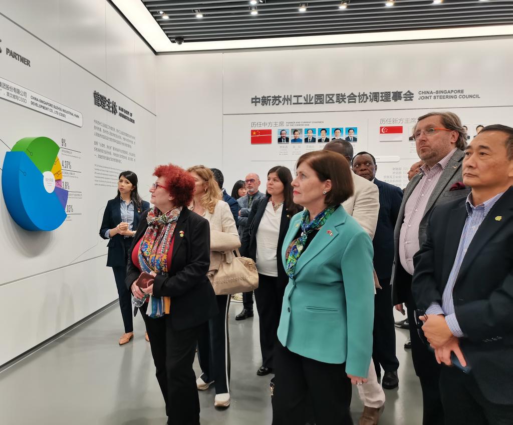 火狐电竞外交部组织驻华使节代表团参访江苏：体悟千古文韵 探寻现代中国(图2)