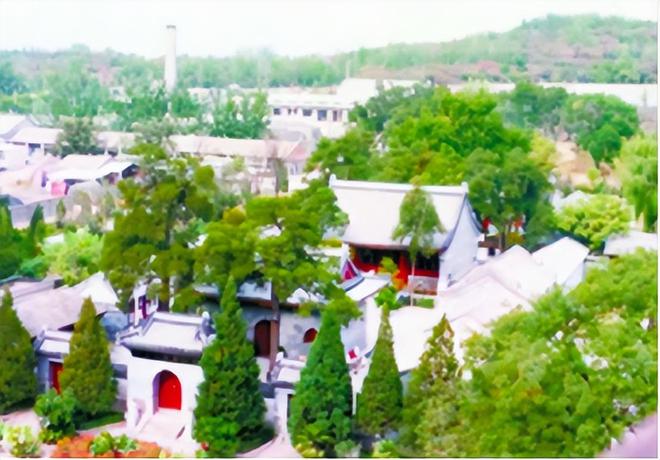火狐电竞北京八宝山公墓中：她的墓被祭扫最多特殊的81号墓安葬的是谁？(图3)